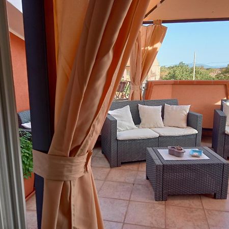 Casa Vacanza Le 2 Isole Suni ภายนอก รูปภาพ