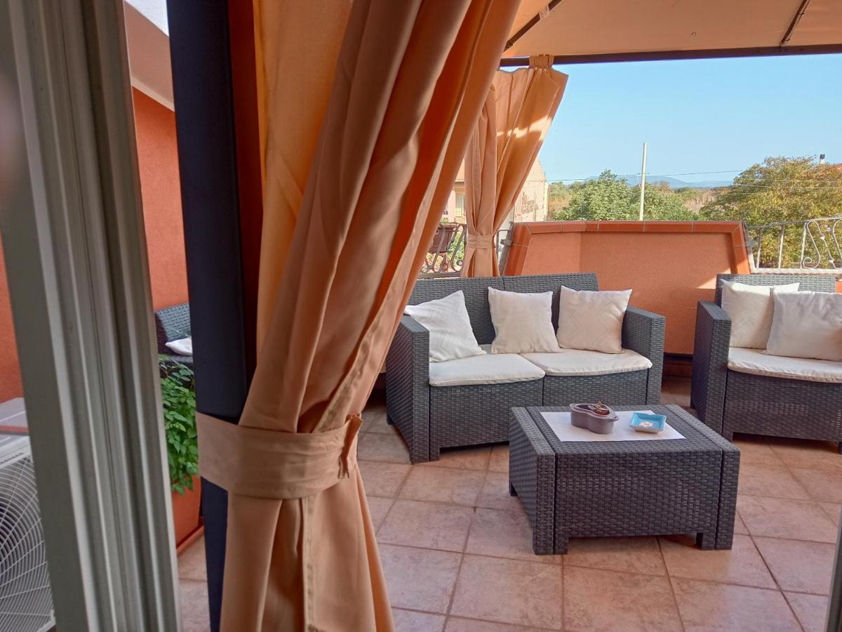 Casa Vacanza Le 2 Isole Suni ภายนอก รูปภาพ