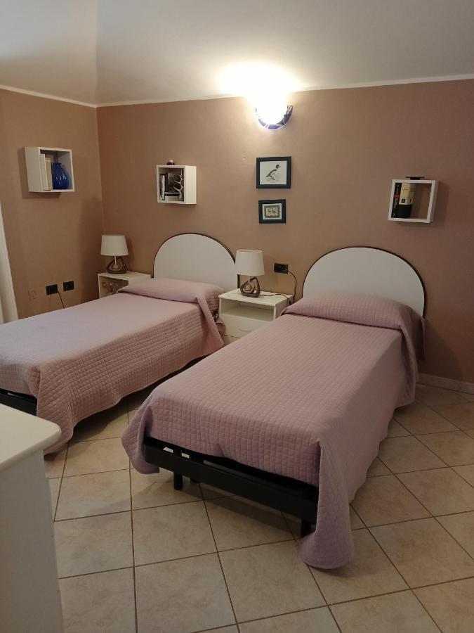 Casa Vacanza Le 2 Isole Suni ภายนอก รูปภาพ